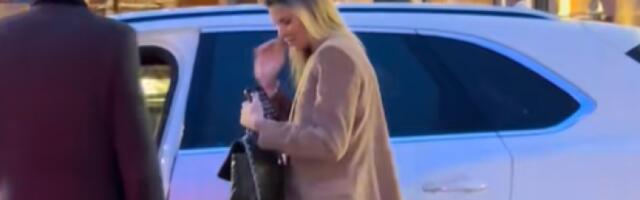 (VIDEO) Paparaco! Melina uhvaćena kako napušta hotel, sačekao je ovaj muškarac!