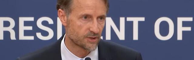 FOTO: Šef Delegacije EU u Srbiji fon Bekerat u Novom Sadu odao poštu stradalima u padu nadstrešnice