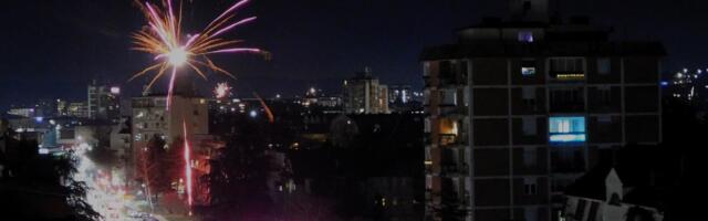 STIGLA UZ MNOGO BUKE I VATROMETA Loznica dočekala 2026. godinu (FOTO)