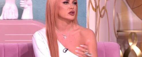 VODITELJKA VOLELA ŽENU, A SAD IMA NOVOG PARTNERA! Zgodna plavuša nikad zaljubljenija: Dečko joj masira stopala na volanu BMW-A (FOTO)