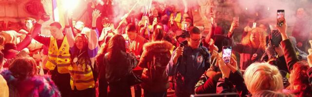 Građani posle pešačenja 39 kilometara stigli na Studentski trg, dočekani uz baklje