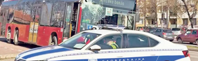 Аутобус скренуо с коловоза и ударио у стајалиште