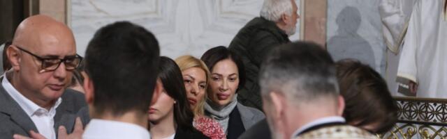 Evo sa kim se Ceca Ražnatović SRČANO IZGRLILA na ponoćnoj liturgiji u Hramu: Ne prođe godine da se ne sastanu ovde! (FOTO)