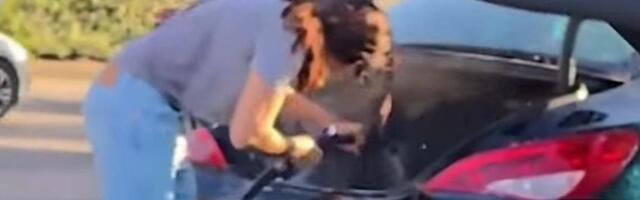 Gospođo, šta to radite?! Hit snimak iz perionice obilazi svet: Otvorila vrata Mercedesa, pa “puškom” oprala unutrašnjost i ekrane! /VIDEO/