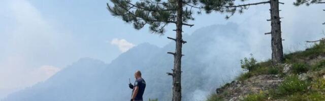 Jeziva vatrena stihija na Jablanici: Nepristupačan teren otežava gašenje požara - učestvuje i vojni helikopter