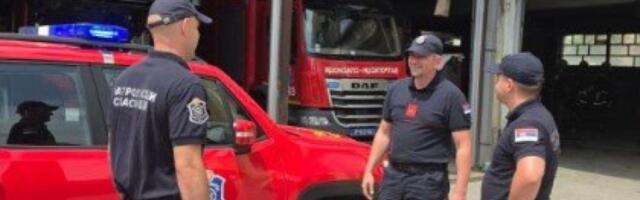 Pomogli povređenoj trudnici: Vatrogasci ponovo pokazali ljudskost - naišli na saobraćajku i odmah reagovali (FOTO)