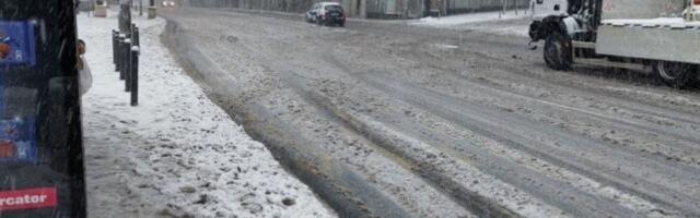 PALO DRVO NA AUTOMOBIL! Najmanje jedna osoba zaglavljena u Omladinskih brigada, sneg pravi OGROMNE PROBLEME!