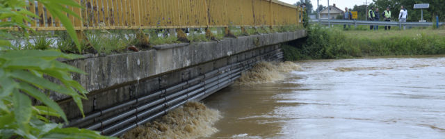 I U LJIGU VANREDNA SITUACIJ: Šteta na usevima, mostovima