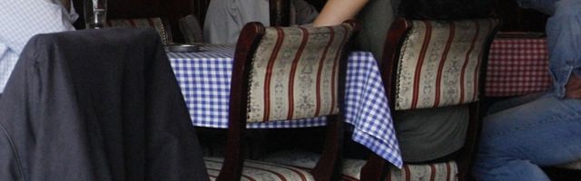 Razgovaraju dva prijatelja i jedan pita drugog: Znaš li ti zašto slon ima crvene čarape?