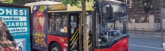 HAOS KOD VUKOVOG SPOMENIKA: Pijani putnik pretio vozaču i uništavao autobus 27