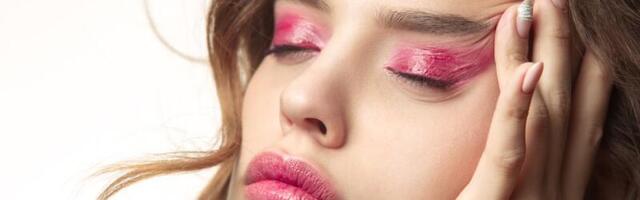 10 makeup lookova koji će vas ubediti da se odvažite na ružičastu nijansu