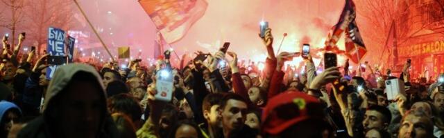 Sa gradilišta preko puta Hiltona snimali i bacali petarde na ljude koji protestuju (VIDEO)