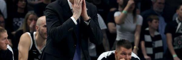 EMOTIVNA KONFERENCIJA OCOKOLJIĆA: Trener Partizana pobedu u derbiju posvetio čika Bući