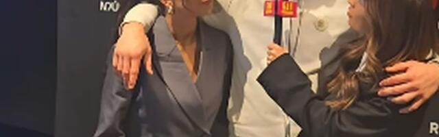 Možda je izgubio u ringu, ali ne i van njega! Usnimili smo Srbina u zagrljaju dve zgodne novinarke