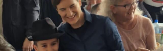 "PORED VEČITE MRŽNJE, PLAN IM JE I DA PENZIONERIMA ODUZMU PRAVO GLASA"! Brnabić s narodom u Crepaji - Mi želimo ujedinjenu Srbiju! (FOTO)