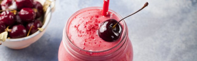 Proteinski smoothie sa višnjama i bademovim mlekom