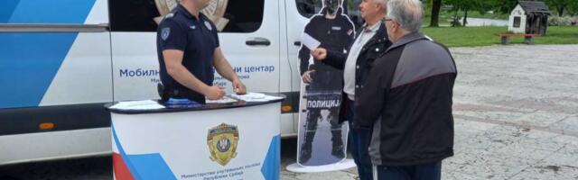 Prijepoljski policajci razgovarali sa gradjanima – predaj oružje za bezbednije društvo