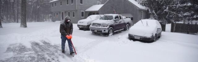 Vozači zatrpani i snegom, vozovi stali! Stravična zima okovala ovu evropsku zemlju, najgore tek sledi! (FOTO/VIDEO)