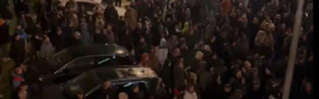 Napeto ispred Beogradske arene: Policija na treningu Partizana