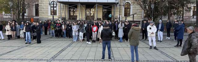 Na Đačkom trgu u Kragujevcu održano 16 minuta tišine u spomen na žrtve novosadske tragedije (VIDEO)