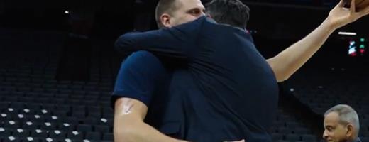 UVEK JE FEŠTA KAD SE SRBI SRETNU! Divac grlio Jokića, a onda tražio da mu pokaže jednu stvar! (VIDEO)