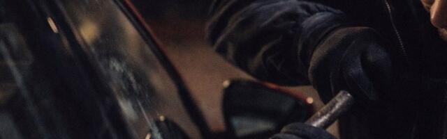 Tihi noćni upad u dva automobila u Vranju: Krađa bez obijanja