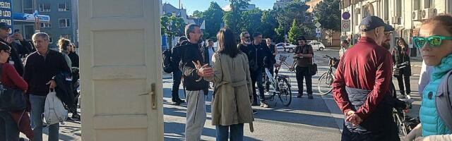 VIDEO Zborovi na 17 minuta blokirali raskrsnicu kod suda, sutra minut duže