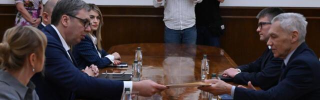 Вучић уручио честитку за Путина поводом Дана победе