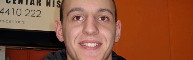 Nemanja je sa sedam godina dobio rak zbog kojeg mu je amputirana noga - danas skače u vis, pliva, vozi bord i gaji konoplju