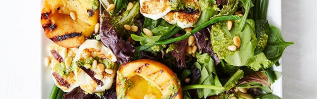 Salata sa grilovanim breskvama i halloumi sirom