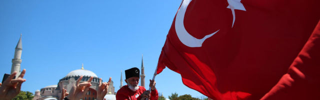 NAKON 86 GODINA: Počela molitva u Aja Sofiji, ogromne gužve oko džamije