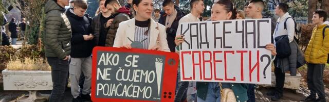 Maturanti vranjske Gimnazije održali čas savesti, medicinari i građani ih dočekaali aplauzima