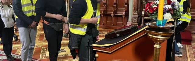 "OSLONAC SVAKOG DRUŠTVA JE CRKVA": Studenti iz Novog Sada, uz blagoslov, nastavljaju svoj put ka Beogradu