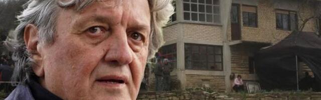 OVAKO DANAS IZGLEDA ČUVENI PETLOVAC IZ SERIJE "Selo gori, a baba se češlja", jedna kuća je SRUŠENA DO TEMELJA, a na drugoj su uveliko radovi
