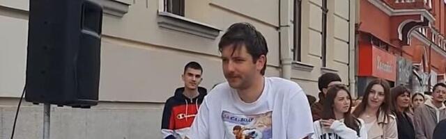 Čačani ispred Gimnazije dočekali sugrađanina Boška Bradiča, učesnika biciklističkog podviga “Tura do Strazbura“