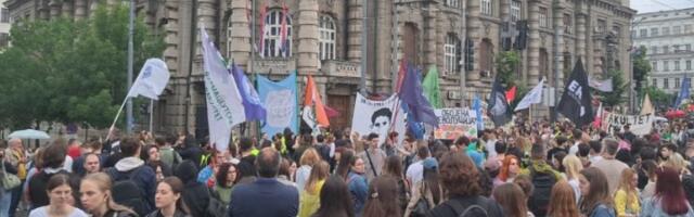 Studenti jači od nevremena: Počeo protest ispred Vlade (FOTO, VIDEO)