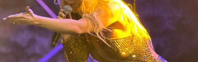 NOĆAS GORI NIŠ! TEA TAIROVIĆ OBORILA REKORD NA TVRĐAVIi! Zapevala pred 4.500 ljudi! Publika u transu, pevačica zamešala kukovima u provokativnoj haljini (FOTO+VIDEO)