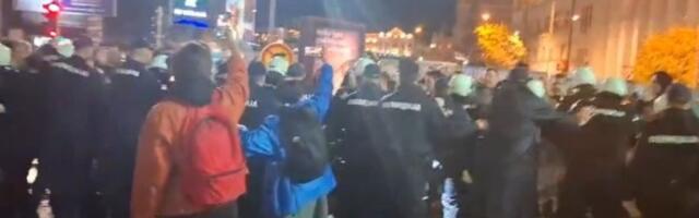 Sukob ispred Banovine u Novom Sadu: Policija odvukla autobus Jaćimovića, građani potisnuti štitovima, počela privođenja (VIDEO)
