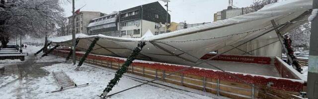 Urušila se nadstrešnica na klizalištu u Inđiji: Nema povređenih