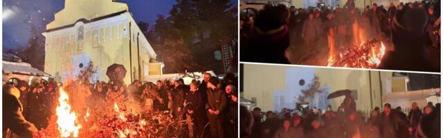 UZ TRUBAČE I KOLO Više stotina građana u Užicu prisustvovalo paljenju badnjaka, pogledajte atmosferu (VIDEO)