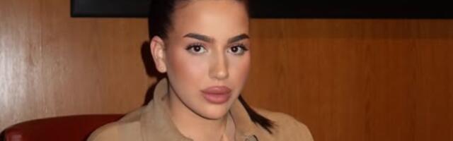 Duboki dekolte i bujne grudi - Una Čolić objavila vrelu fotku iz wc-a (FOTO)