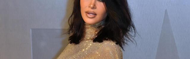 Ljudi gledaju u Kim Kardašijan koja pokušava da hoda u tesnoj haljini nakon Oskara i umiru od smeha