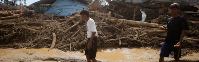KATASTROFALNE POPLAVE U ZEMLJI: Stradalo VIŠE od 20 osoba, desetine POVREĐENIH - voda nosi sve pred sobom! (FOTO, VIDEO)