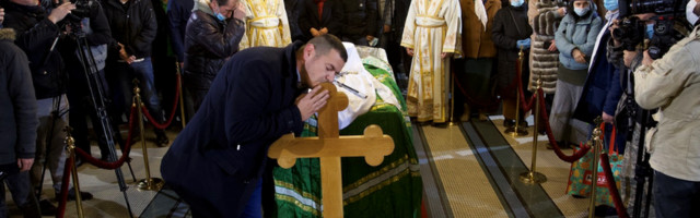 Srbija, sahrana patrijarha i korona virus: Mogu li verski običaji da budu bezbedni