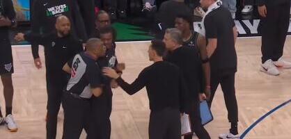 SUDIJA HTEO DA BIJE TRENERA! Nadrealne scene obilaze planetu! Čuveni NBA arbitar krenuo u sukob, košarkaši sprečili veliki incident