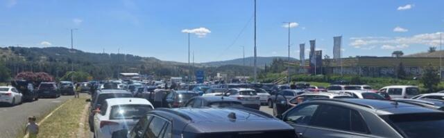 "Čekamo već 3 sata": Danilo se sa porodicom našao u pravom paklu, kilometarske kolone zarobile srpske turiste (FOTO, VIDEO)