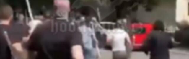 Haos u Zemunu: Pogledajte tuču Delija i Grobara, huligani naoružani motkama se jurili po ulici