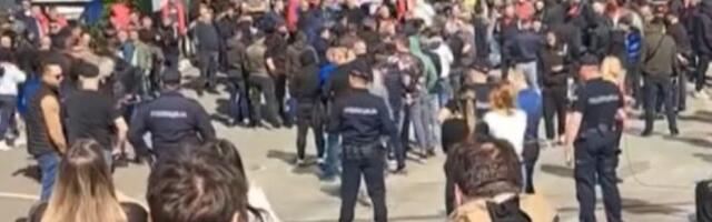 Nepoznati ljudi blokirali ulaz u zgradu N1 (VIDEO)