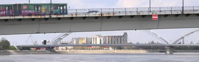 "Zaustavio sam autobus na sred mosta, plakao je i jecao" Dva vozača iz Novog Sada sprečila dve tragedije: Bio je naslonjen na most, morao sam brzo da reagujem