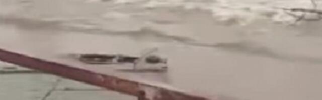 VELIKA MORAVA ODNELA ČITAV MOST: Nabujala reka napravila haos, pogledajte dramatičan snimak iz Svilajnca (VIDEO)